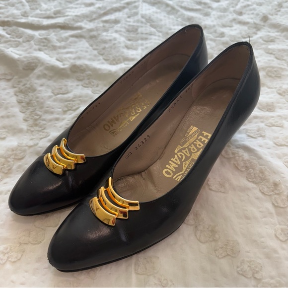 Vintage Salvatore Ferragamo Classic Timeless Leather Heels Gold Accents Size 7.5 - Picture 1 of 11